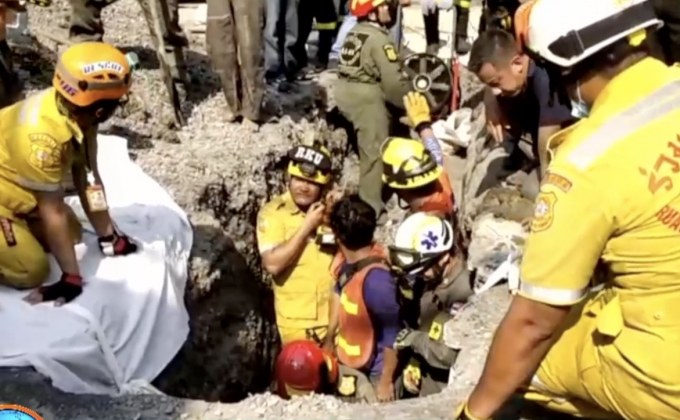 ดินถล่มทับคนงานวางท่อย่านเอกมัย