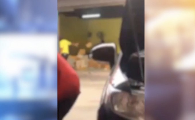 ไล่ออกทันทีพนักงานโยนพัสดุลูกค้าที่ศูนย์คัดแยก