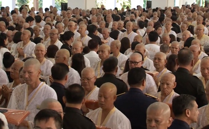 กองทัพจัดพิธีอุปสมบท 990 รูป ถวายในหลวง ร.9