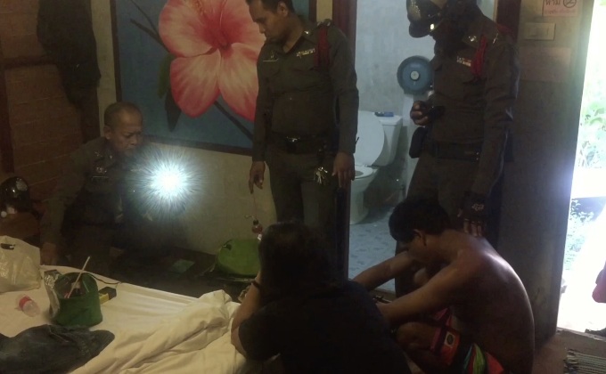 ตรวจค้นห้องพักชาย-หญิงพบยาบ้ากว่า 200 เม็ด