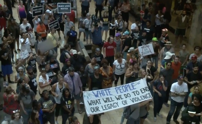 ประท้วงการยกฟ้องตำรวจยิงชายผิวสีที่สหรัฐฯ