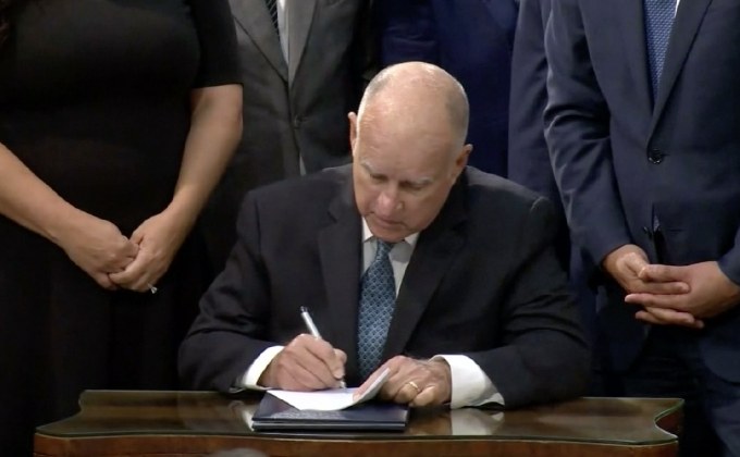 แคลิฟอร์เนียผ่านกฎหมายยกเลิกเชื้อเพลิงฟอสซิล