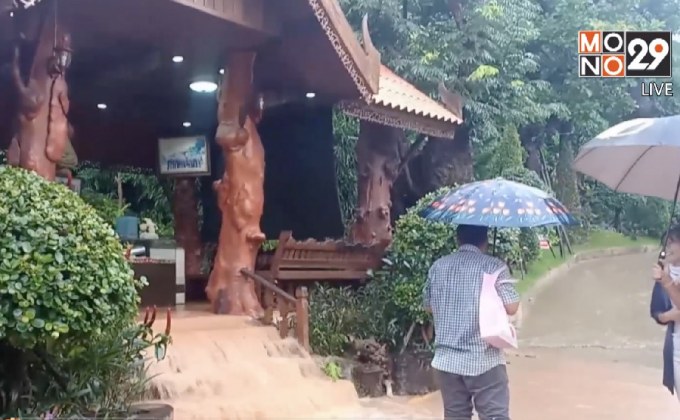 ฝนตกหนักเกิดน้ำป่าหลากผ่านวัดผาแด่น จ.สกลนคร