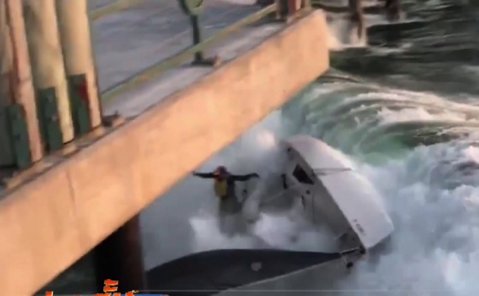 คลื่นซัดเรือกระแทกสะพานในสหรัฐฯ