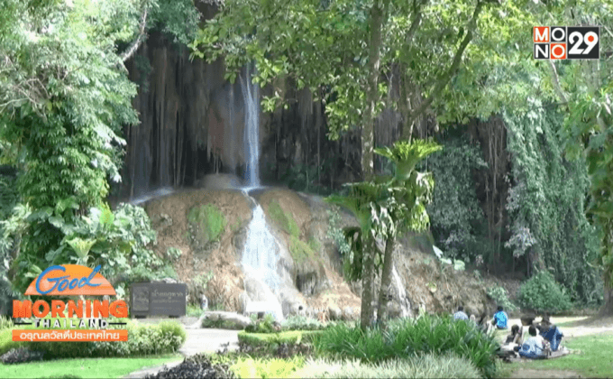นักท่องเที่ยวเล่นน้ำตกภูซาง น้ำตกอุ่นแห่งเดียวในไทย