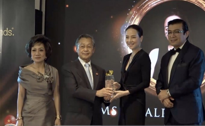 “มาดามแป้ง”รับรางวัลสตรีผู้ทรงอิทธิพลต่อสังคมแห่งปี