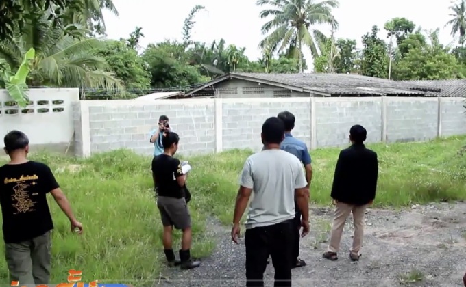 หนูน้อยฝาแฝดเดือดร้อนต้องปีนรั้วไปโรงเรียน