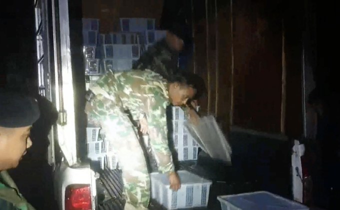 ไซเตสมุกดาหาร สกัดรถขนงู 1,800 ตัว