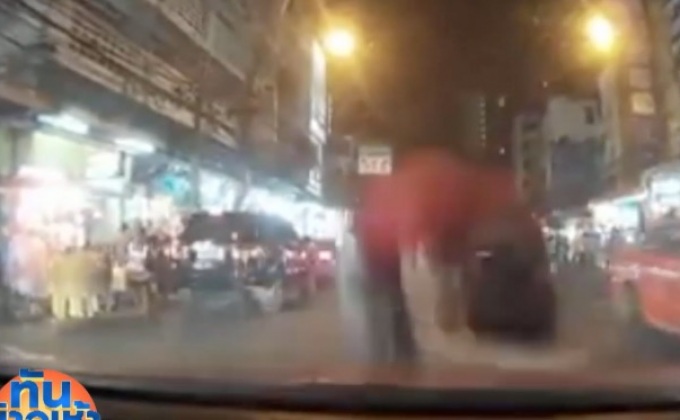 แชร์ว่อน! หนุ่มกระโดดใส่หน้ารถ ย่านห้วยขวาง