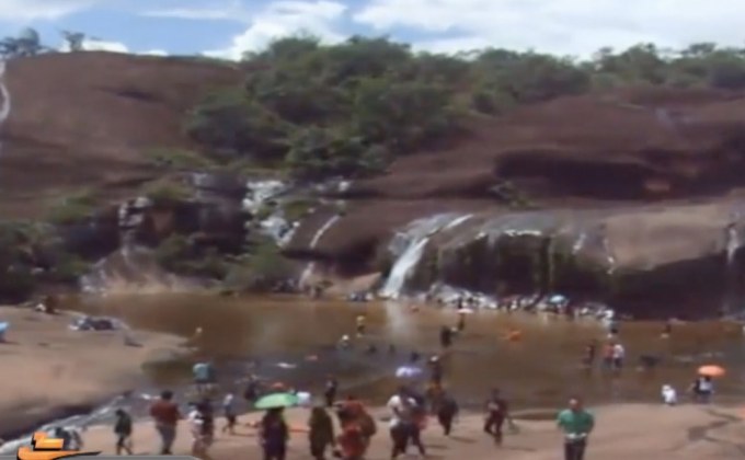 หลายครอบครัวพาแม่เที่ยวในช่วงวันหยุดยาว