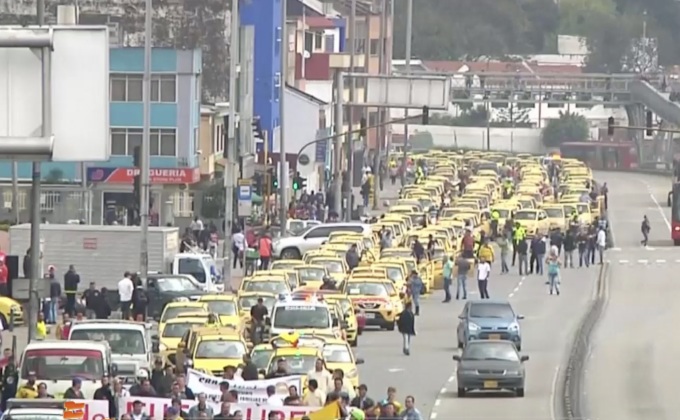 คนขับแท็กซี่ในโคลอมเบียประท้วงแอพฯ Uber