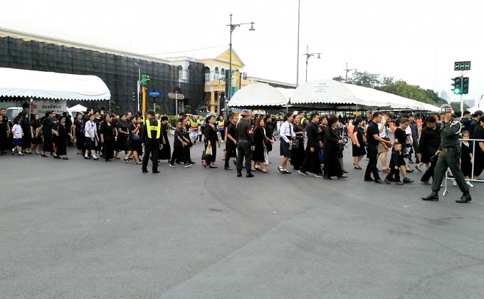 ประชาชนกราบถวายบังคมพระบรมศพอย่างเนืองแน่น