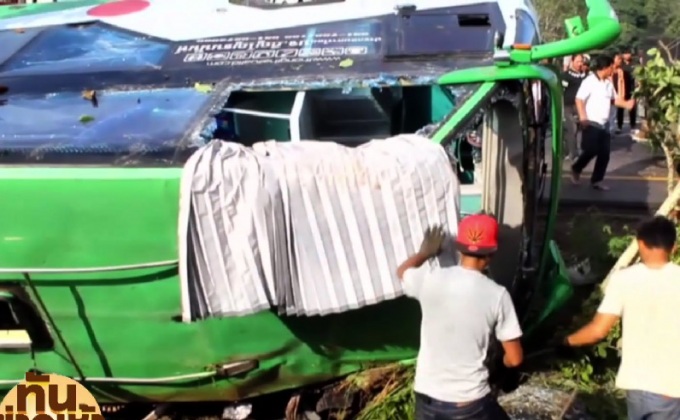 รถทัวร์ทัศนศึกษาพลิกคว่ำ เสียชีวิต 1 ราย