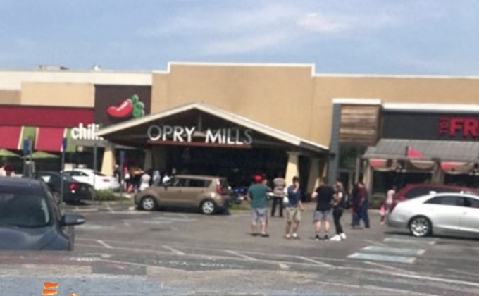 คนร้ายใช้อาวุธปืนยิงใส่คู่กรณีในศูนย์การค้าสหรัฐฯ