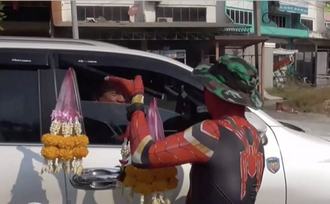 ฮือฮา สไปเดอร์แมนขายพวงมาลัย