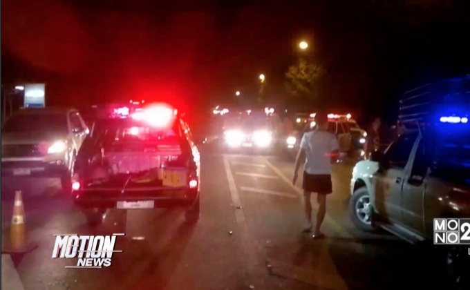 เกิดอุบัติเหตุรถตู้ชนรถขนเป็ดมีผู้บาดเจ็บ 8 คน