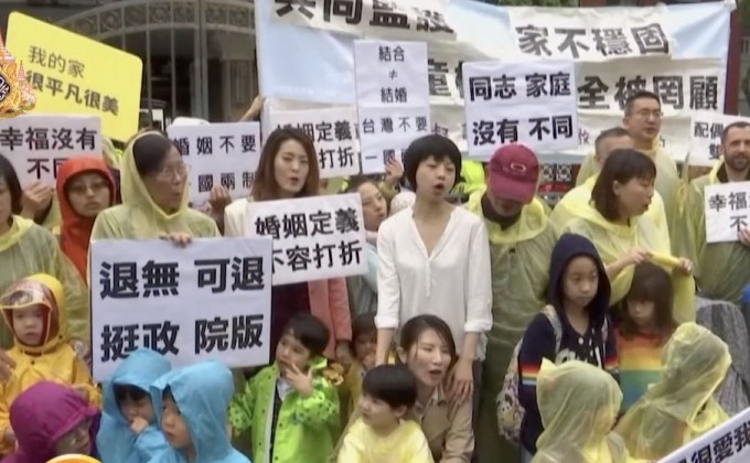 ไต้หวันชุมนุมต้าน-หนุนกฎหมายแต่งงานเพศเดียวกัน