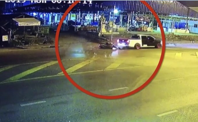 กระบะตั้งใจเบรกให้ชนก่อนพ่นควันซิ่งหนี