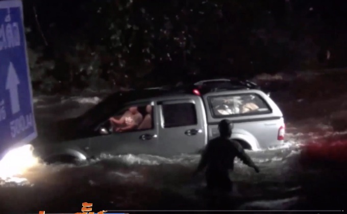 รถนักท่องเที่ยวถูกกระแสน้ำพัด จ.นครนายก