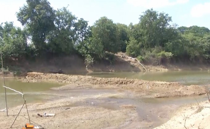 จ.พิจิตร ทำคันกั้นเก็บกักน้ำแม่น้ำยม