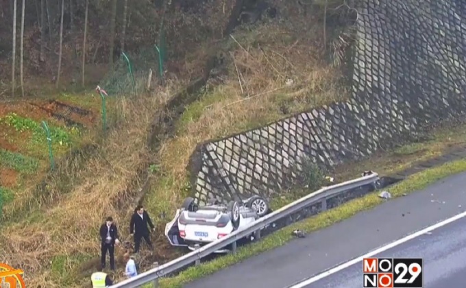 รถยนต์เสียหลักชนอีกคันพลิกคว่ำเพราะเล่นมือถือ