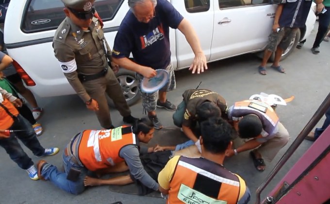 รถเมล์ชนชายชราข้ามถนนรอดตายปาฏิหาริย์