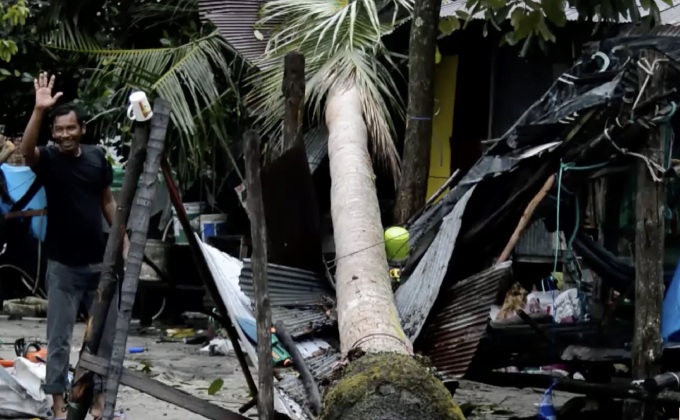 บ้านเรือน จ.นราธิวาส ถูกพายุพัดถล่ม