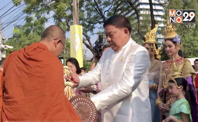 ผู้ว่าฯกทม.นำประชาชนตักบาตรวันสงกรานต์