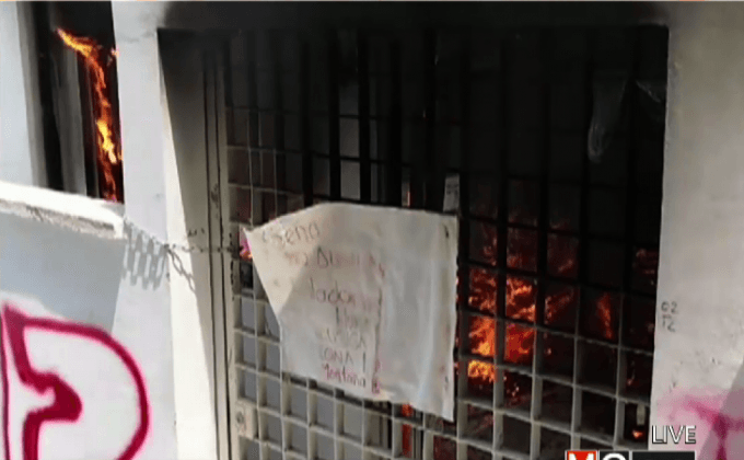 ประท้วงเผาอาคารในเม็กซิโก 