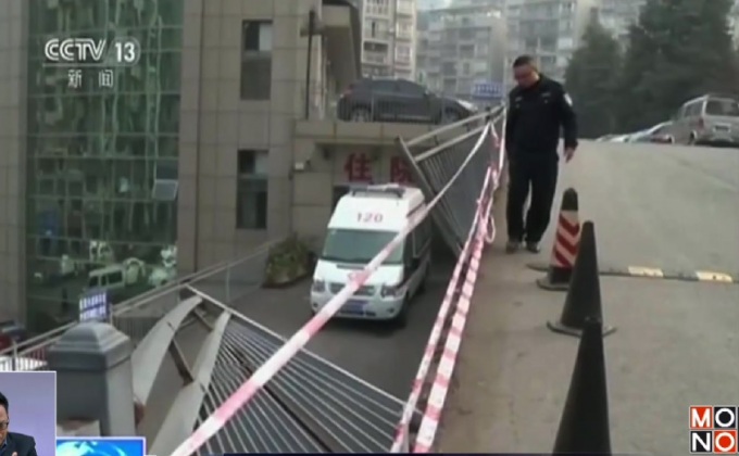 รถยนต์ถอยชนแม่และเด็กตกจากราวสะพานในจีน