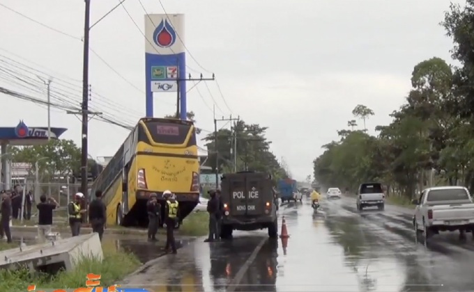 รถบัสรับส่งนักเรียนไถลตกบ่อน้ำข้างทางเจ็บระนาว