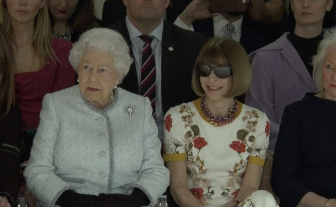 ควีนอังกฤษร่วมงานลอนดอนแฟชั่นวีคครั้งแรก