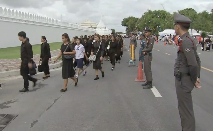 ประชาชนรอเข้ากราบถวายบังคมพระบรมศพฯ