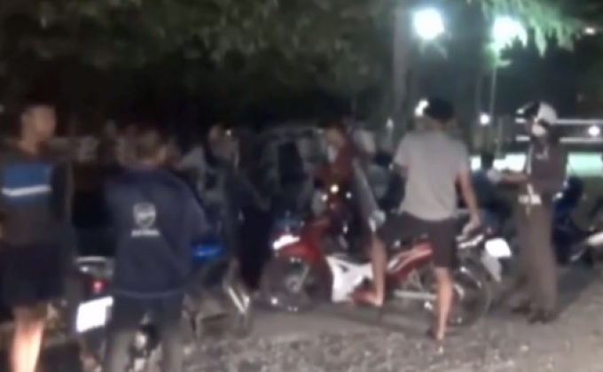 ตำรวจบางแสนตั้งด่านจับรถผิดก.ม.กว่า 100 คัน