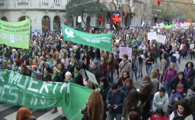 ชาวอาร์เจนตินาเดินขบวนต่อต้านความรุนแรงต่อสตรี