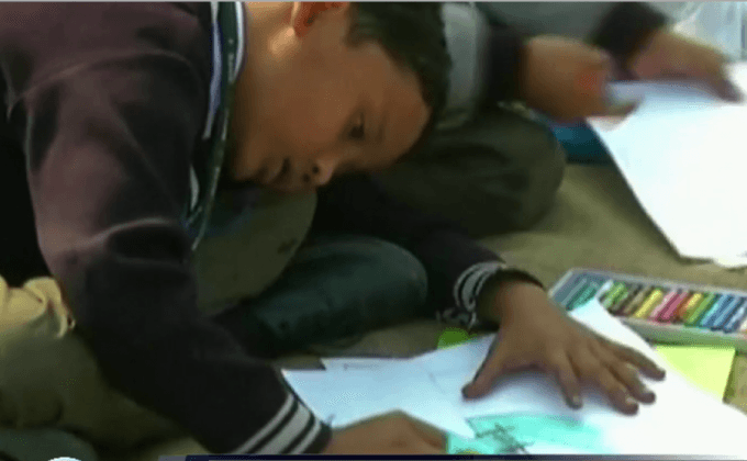 นักเรียนอินเดียร่วมแข่งขันวาดภาพสร้างสถิติโลก