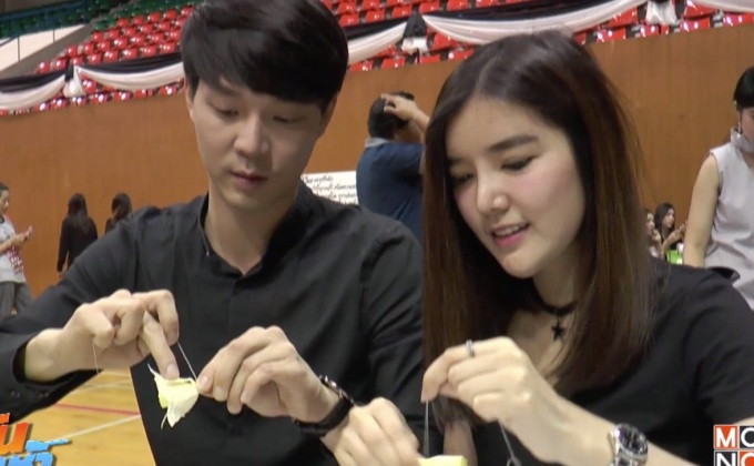 นักแสดงโมโนฯ ร่วมทำดอกไม้จันทน์ ถวายในหลวง ร.9