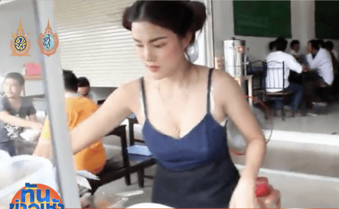 ฮือฮา! แม่ค้าก๋วยเตี๋ยวเมืองลำพูน สวยเซ็กซี่ ลูกค้าแน่นร้าน