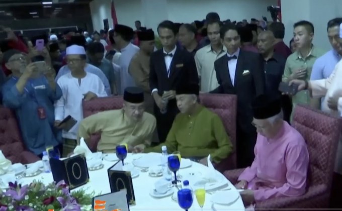 มาเลเซียห้ามอดีตนายกรัฐมนตรีออกนอกประเทศ