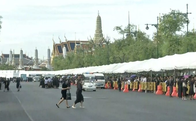ประชาชนรอกราบถวายบังคมพระบรมศพเนืองแน่น