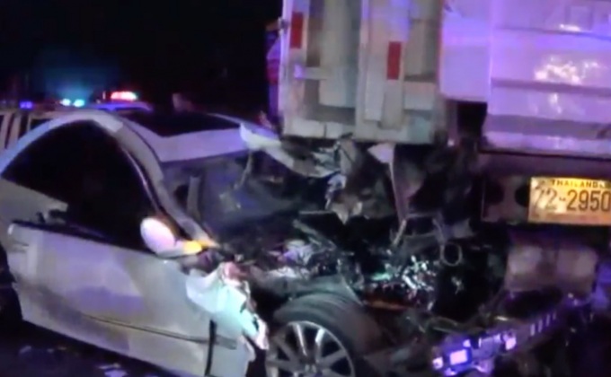 รถเบนซ์พุ่งชนท้ายรถ 6 ล้อ  เจ็บสาหัส 1 คน