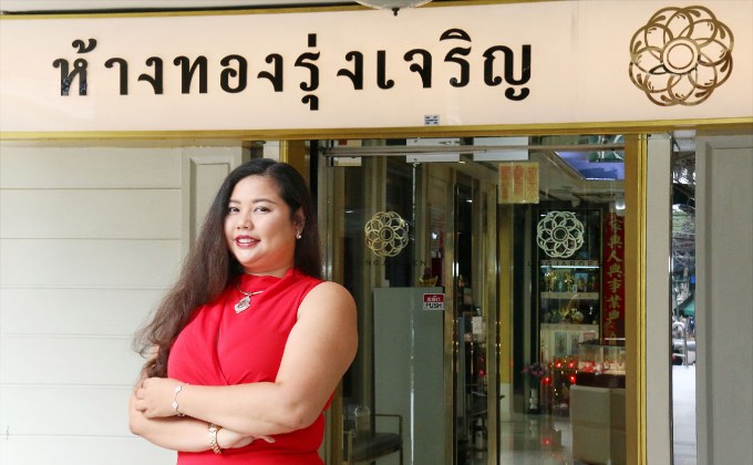 “60 ปี แห่งความสำเร็จ รุ่งเจริญ จิวเวลรี่” จากพลังศรัทธาและฝีมือช่างทองไทย สู่แฟชั่นเหนือยุค ดีไซน์ที่ส่องประกายบนเวทีโลก”