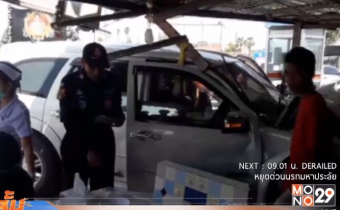 รถเก๋งพุ่งตัดหน้าชนฟอจูนเนอร์ก่อนพุ่งชนร้านค้า