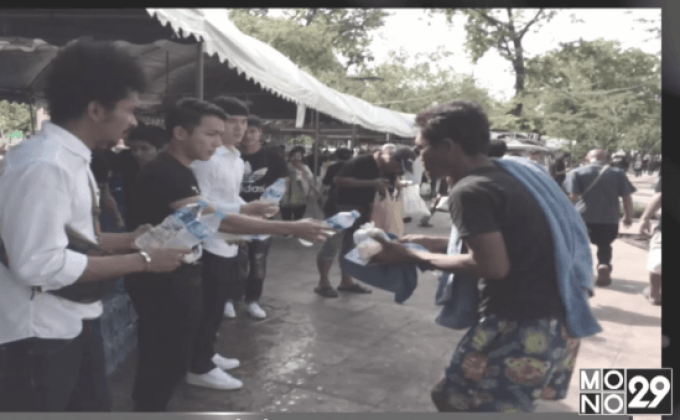 “บีบีซียู” จิตอาสาแจกน้ำดื่มประชาชนร่วมถวายอาลัย