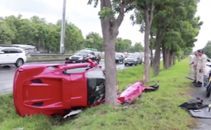 “เฟอร์รารี่”หักหลบรถชนเสียหลักชนต้นไม้พังยับ
