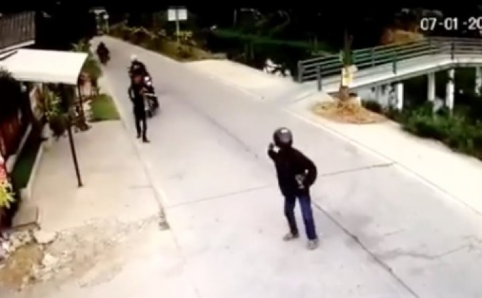 กลุ่มวัยรุ่นขว้างระเบิดใส่คู่อริกลางถนนย่านนนทบุรี