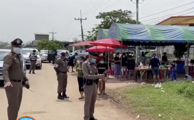 ตำรวจปรามแม่ค้าลอตเตอรี ห้ามรวมตัวหวั่นโควิด-19
