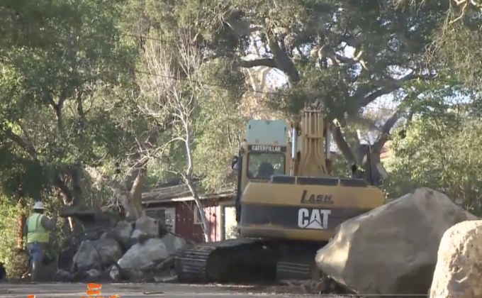 “แคลิฟอร์เนีย” เก็บกวาดความเสียหายจากดินถล่ม