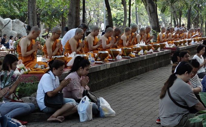 บรรยากาศประชาชนทำบุญวันมาฆบูชา