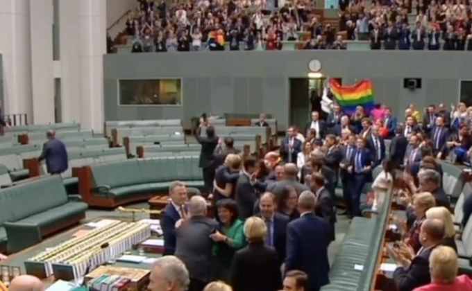 รัฐสภาออสเตรเลียผ่านกฎหมายแต่งงานเพศเดียวกัน